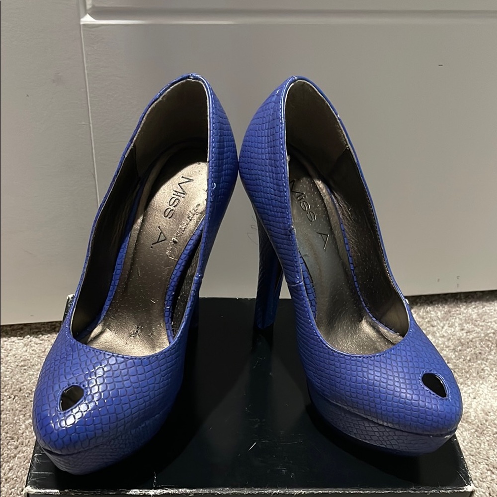 Elegant Blue Textured Heels
